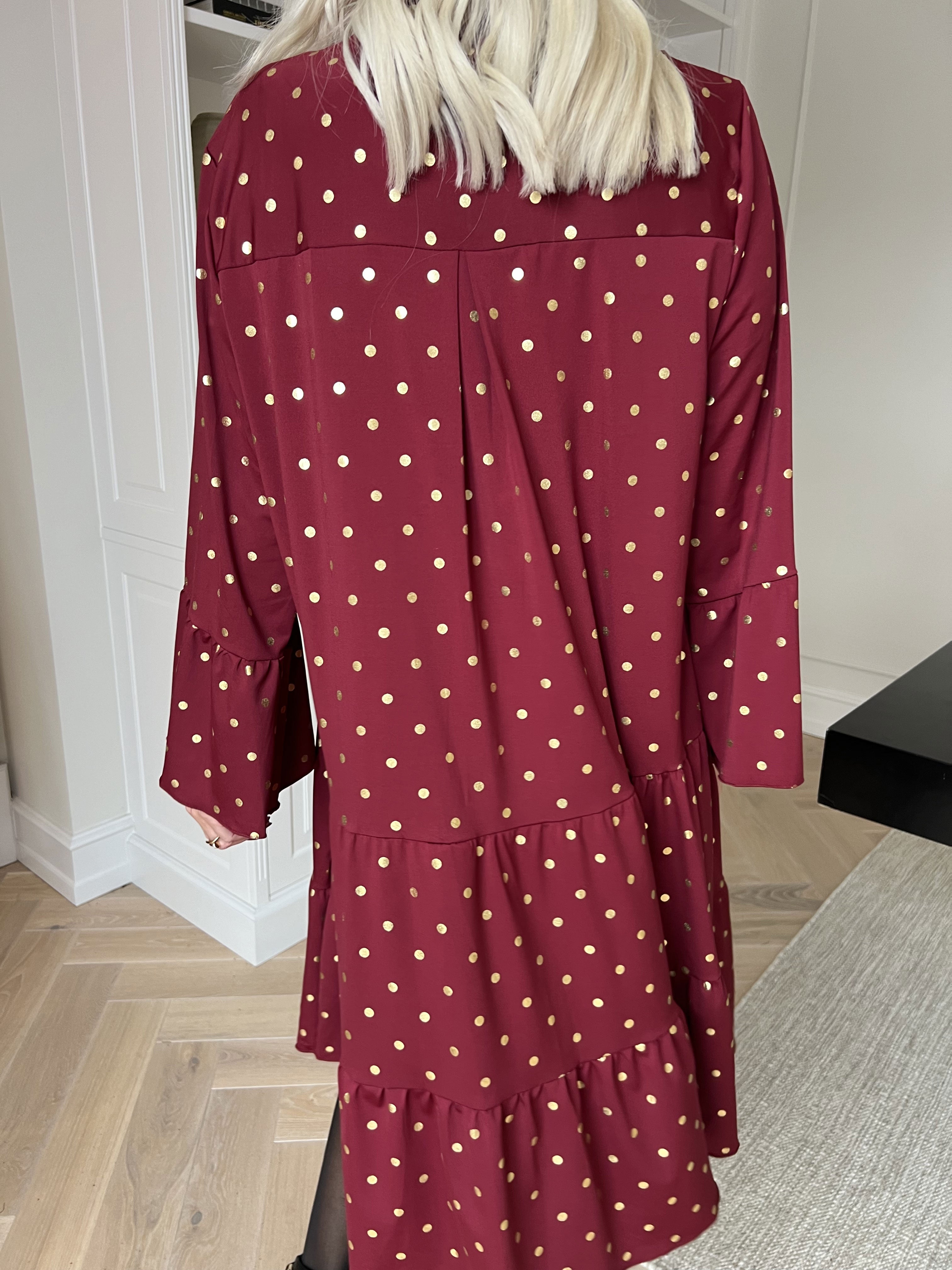 Milania Dot - Elastisk kjole med guld prikker og flæselag